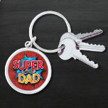 Super papa snor moderne grunge sleutelhanger<br><div class="desc">Super Dad Mustache Modern Grunge Sleutelhanger bevat de tekst "Super Dad" in de moderne rode en gele typografie op een blauwe en rode grunge achtergrond geaccentueerd met een snor. Cadeaus voor papa voor verjaardag,  Vaderdag,  kerst,  feestdagen en meer. Creëer door Evco Studio www.zazzle.com/store/evcostudio</div>