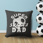 Super Soccer Dad Football Sporty Father Kussen<br><div class="desc">Super Soccer Dad Football Sporty Father Pillow. Het ontwerp heeft een moderne typografie met een voetbal. Geweldig geschenk voor een actieve en sportieve vader die van voetbal houdt.</div>