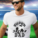 Super Soccer Football Vader Dag T-shirt<br><div class="desc">Super Soccer Dad Football Vader Day Voetbal T-shirt. Het ontwerp heeft een moderne zwarte typografie met een voetbal. Geweldig geschenk voor een actieve en sportieve vader die van voetbal houdt.</div>