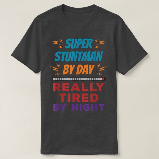 Super Stuntman, dag na dag echt getild door nachts T-shirt (Design voorkant)