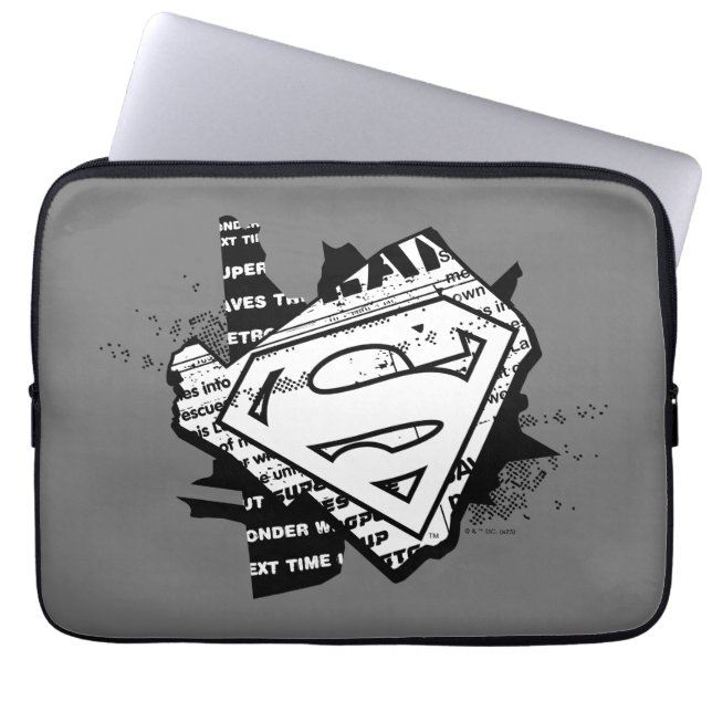 Supergirl krantenpapier S-Shield Laptop Sleeve (Voorkant)