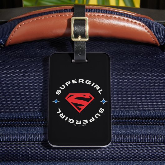 Supergirl Leeftijd van Helden Cirkel S-Shield Bagagelabel (Voorkant Insitu 2)