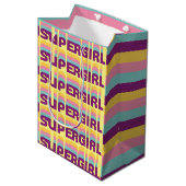 Supergirl Retro Colorshift grafische afbeelding Medium Cadeauzakje (Voorkant Gekanteld)