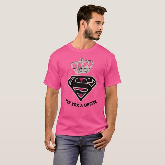Supergirl S-Shield "Fit for a Queen" T-shirt (Voorkant volledig)