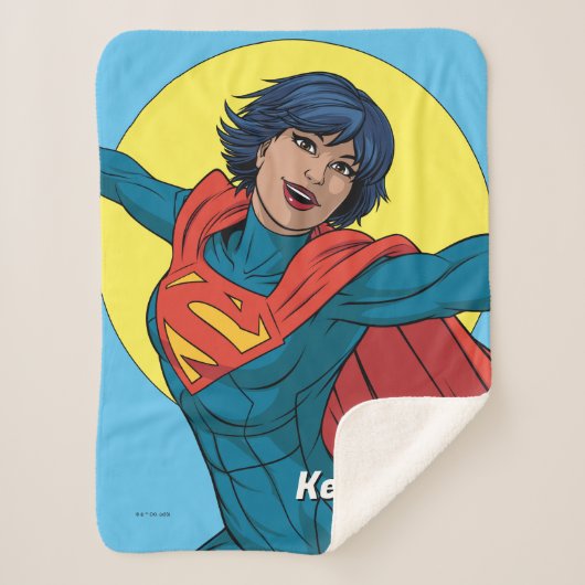 Supergirl Vliegen in Blauw Pak Sherpa Deken (Voorkant)