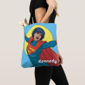 Supergirl Vliegen in Blauw Pak Tote Bag (Dichtbij)