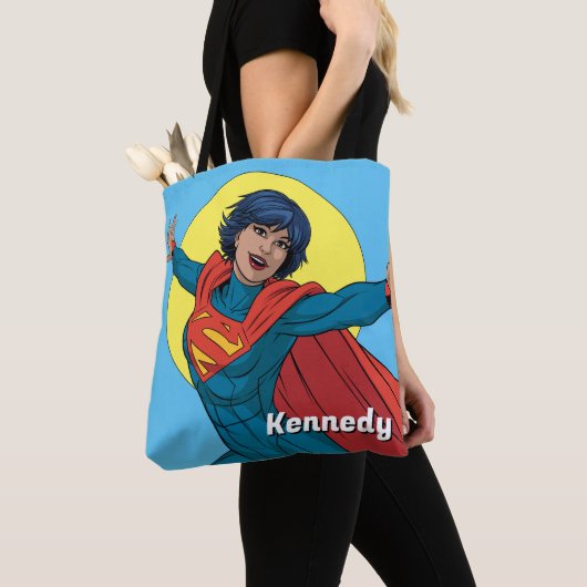 Supergirl Vliegen in Blauw Pak Tote Bag (Dichtbij)
