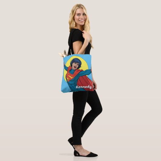 Supergirl Vliegen in Blauw Pak Tote Bag (Op model)