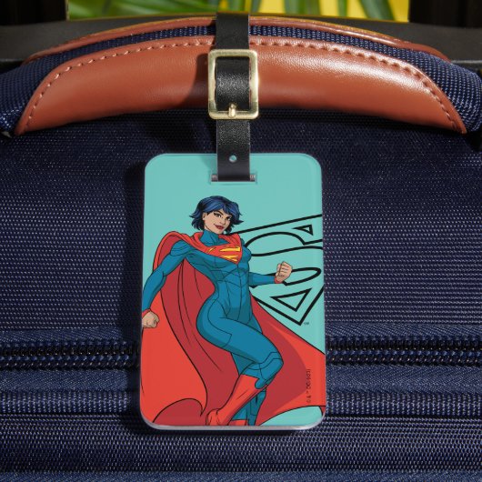 Supergirl zweven in blauw pak bagagelabel (Voorkant Insitu 2)