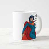 Supergirl zweven in blauw pak grote koffiekop (Voorkant rechts)