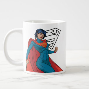 Supergirl zweven in blauw pak grote koffiekop
