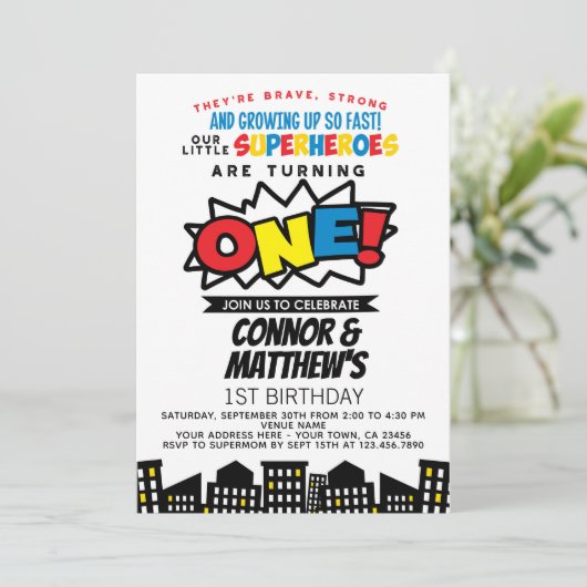 Superheld 1e verjaardag tweeling kaart (Staand voorkant)