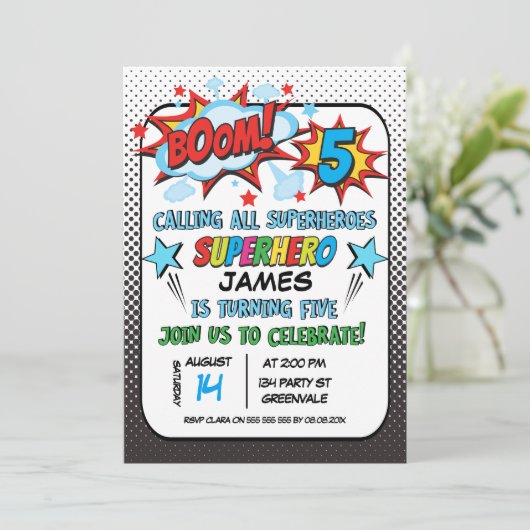 Superheld 5e verjaardag Uitnodiging (Staand voorkant)