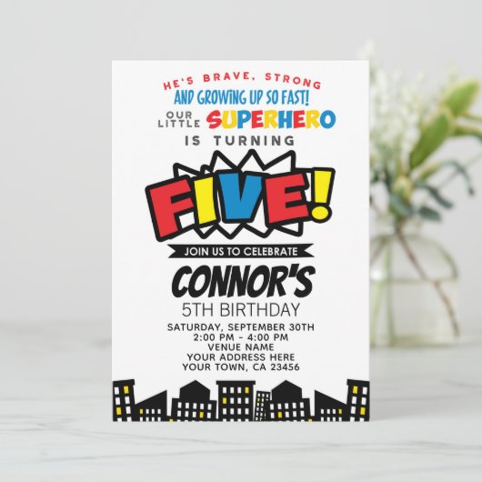 Superheld 5e verjaardag uitnodiging (Staand voorkant)