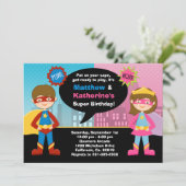 Superheld en Super Girl Birthday Party Invitation Kaart (Staand voorkant)