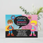 Superheld en Super Girl Birthday Party Invitation Kaart (Staand voorkant)