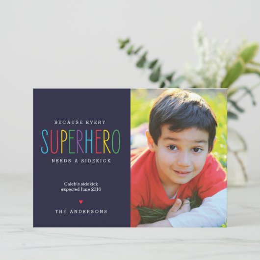 Superheld heeft behoefte aan een mededeling over d aankondiging (Staand voorkant)