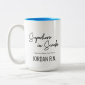 Superheld in Scrubs Gepersonaliseerd Bedankt verpl Tweekleurige Koffiemok (Links)