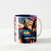 Superheld Joe Biden en Kamala Harris Tweekleurige Koffiemok (Voorkant rechts)
