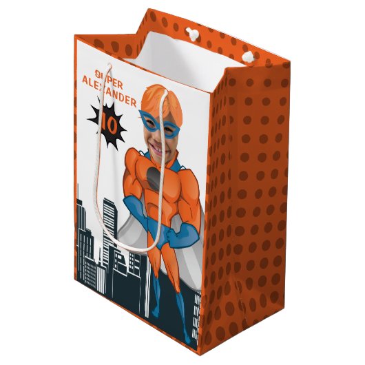 Superheld Musculair Man Oranje Greatest Fun Birthd Medium Cadeauzakje (Voorkant Gekanteld)