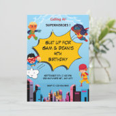 Superheld Twin 4e verjaardag Uitnodiging (Staand voorkant)