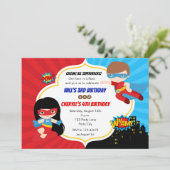 Superhelden Verjaardagsuitnodigingen (Twins Jongen Kaart (Staand voorkant)