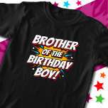 Superhero Party Comics Brother of Birthday Boy T-shirt<br><div class="desc">Dit coole stripboek held broer van de verjaardagsjongen ontwerp is perfect voor een superheld verjaardagsfeestthema! Geweldig voor de broer van jongens die houden van stripboeken superhelden of schurken met superkrachten! Bevat 'Brother of the Birthday Boy!',  een vrolijk verjaardagscitaat in een stripboek-superheldenthema waar de super verjaardagsjongen dol op zal zijn!</div>