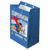 Superman en Krypto nemen vlucht Medium Cadeauzakje (Achterkant Gekanteld)
