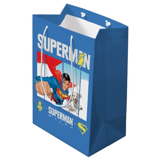 Superman en Krypto nemen vlucht Medium Cadeauzakje (Achterkant Gekanteld)