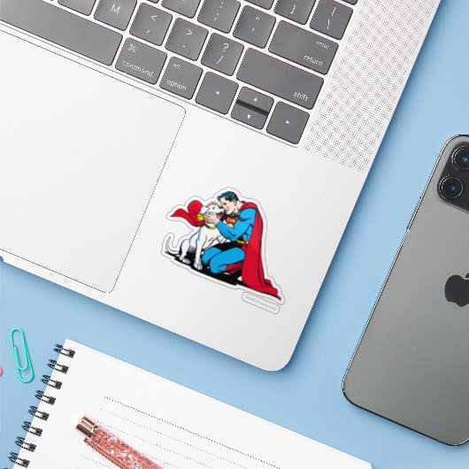Superman en Krypto Sticker (Laptop met iPhone)