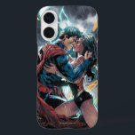 Superman/Wonder Comic Promotion Art iPhone 16 Hoesje<br><div class="desc">Pas uw product aan met deze promotieillustratie voor de stripserie Superman/Wonder Woman. Zie Superman en Wonder Woman elkaar omarmen in de regen en de blikseminslag.</div>