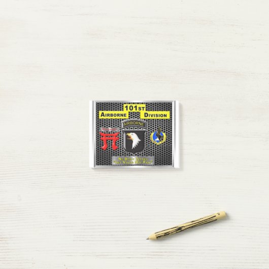 Supernieuw ontwerp van de 101e luchtverkeersdivisi post-it® notes (Op bureau)