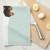 Superschattige dachshundpupil onder groen dekbed theedoek (Quarter Fold)