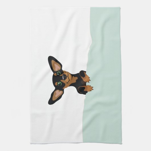 Superschattige dachshundpupil onder groen dekbed theedoek (Verticaal)