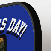 "Superstar Dad" Vaderdag Blauw/Goud Pickleball Paddle (Links Detail)