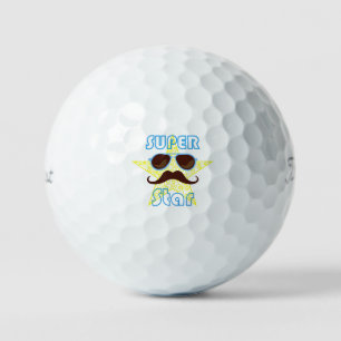 Superster met zonnebril en snor golfballen