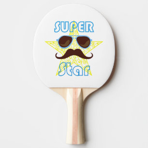 Superster met zonnebril en snor tafeltennisbatje