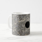 Superzwaar zwart gat in het midden van een sterren koffiemok (Voorkant links)