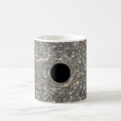 Superzwaar zwart gat in het midden van een sterren koffiemok (Center)