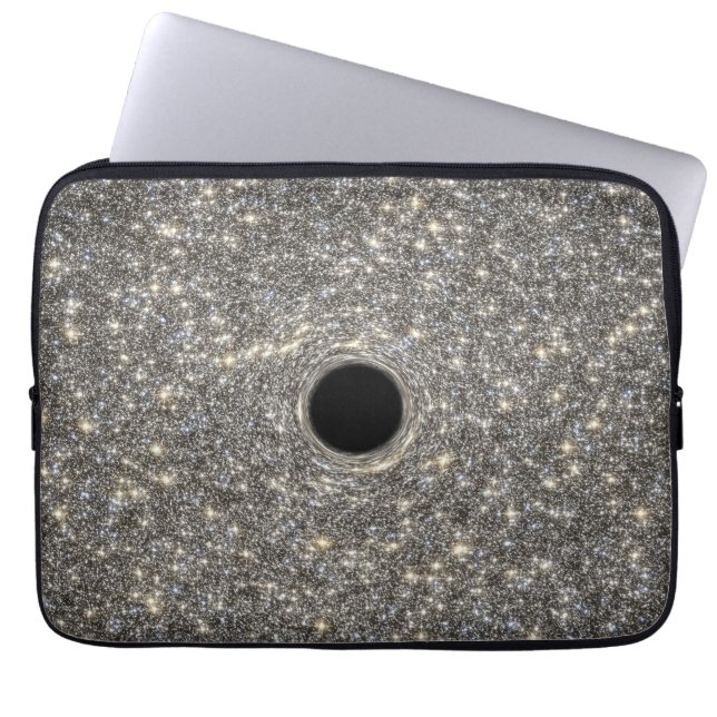Superzwaar zwart gat in het midden van een sterren laptop sleeve (Voorkant)
