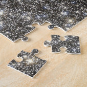 Superzwaar zwart gat in het midden van een sterren legpuzzel (Zijkant)