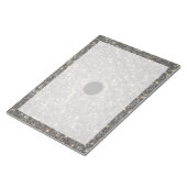 Superzwaar zwart gat in het midden van een sterren notitieblok (Schuin)