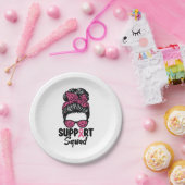Support Squad Messy Bun Pink Warrior Breast Cancer Papieren Bordje (Feest)