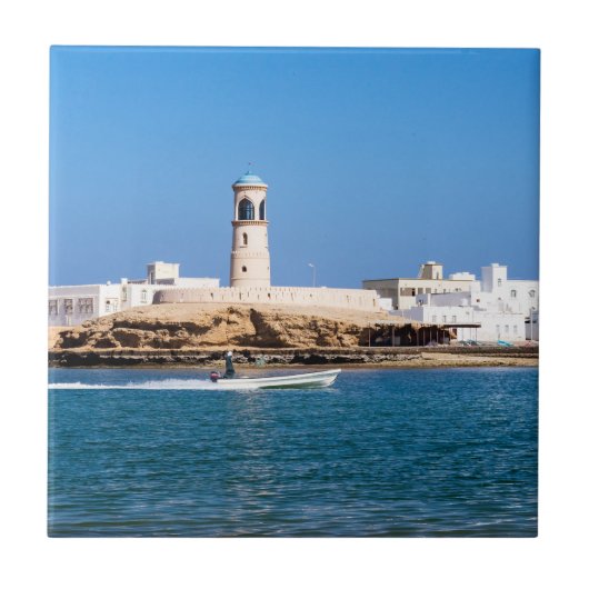 Sur vuurtoren met vissersboot - Sur, Oman Tegeltje (Voorkant)