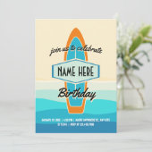 Surf board op strand verjaardag kaart (Staand voorkant)