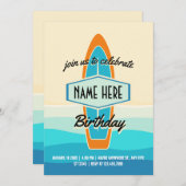 Surf board op strand verjaardag kaart (Voorkant / Achterkant)