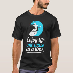 Surf Geniet van één golf tegelijk met surfer T-shirt