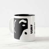 Surf Munkey logo over een mok (Voorkant links)