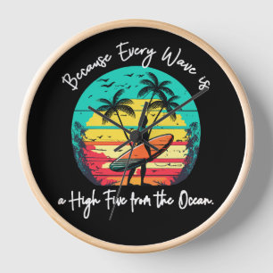 Surf omhoog: Ocean's High Five Wall Clock