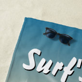 Surf op surfplanken op strand strandlaken (In situ)